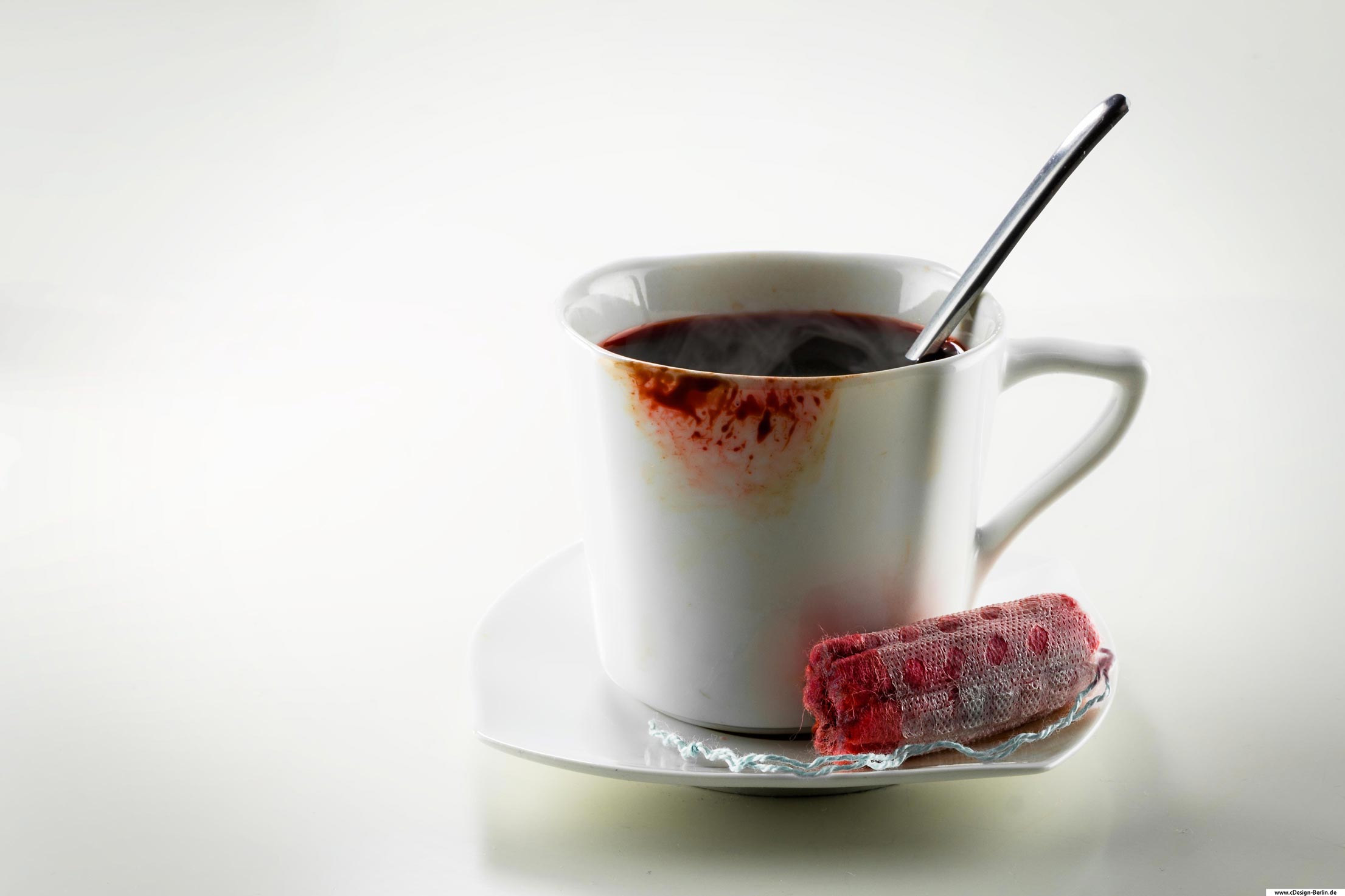 Blut ist rot! Blut schenkt Leben! Blut ist warm!
                                        Teatime mal anders. Statt dem üblichen Tee wird dir eine heiße Tasse Blut serviert. Man kann den Dampf sehen, das Blut erhitzt, der Löffel steckt. Der obere Tassenrand blutverschmiert. Statt des Keks auf dem Unterteller, ein blutgetränkter Tampon.
