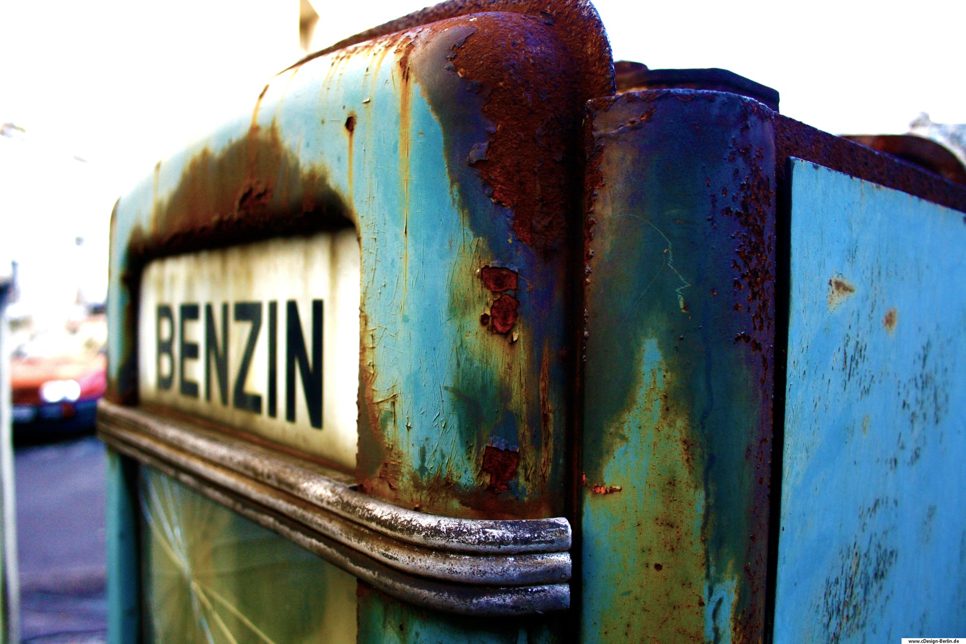 Versteckt auf einem Hinterhof in Kreuzberg habe ich eine alte Tanksäule entdeckt. Auf dem ersten Blick mag man meinen, es wäre das Heck eines Oldtimers, von seinen vergangenen Tagen gezeichnet. Die Farben der Tanksäule blau- türkis mit deutlichen Rostspuren darin. In die Tanksäule deutlich der Schriftzug Benzin eingebettet. Foto in Farbe. Bezirk: Berin- Kreuzberg