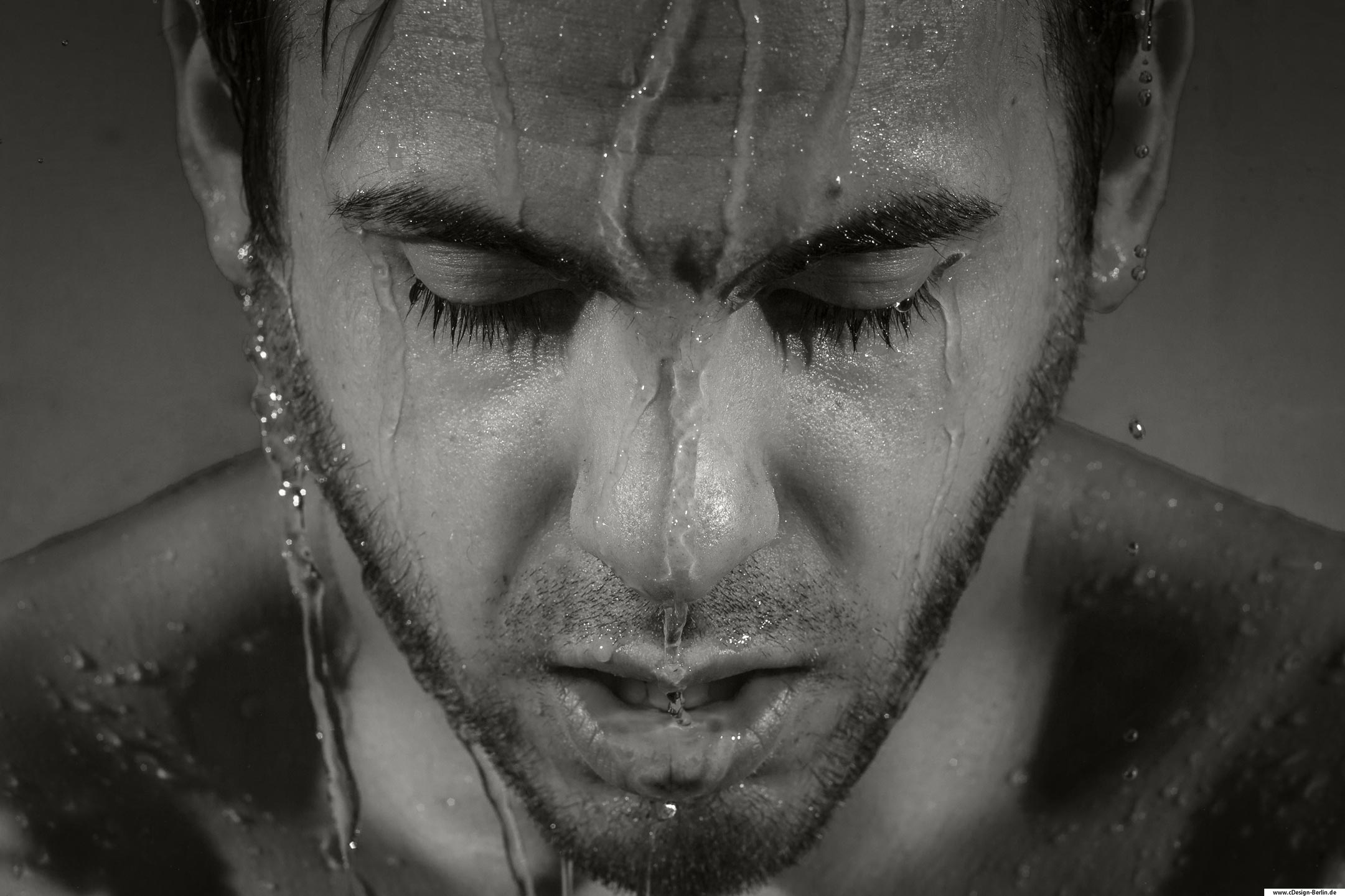 Wasser ist ein Element welchem wir uns nicht entziehen können. Du stehst unter der Dusche. Wasser fließt über deinen Kopf, sucht den Weg über dein Gesicht und deine Lippen. Die Augen geschlossen, der Mund leicht geöffnet, schmeckst und spürst das kühle Nass. Auf diesem Foto ist ein Selbstpotrait von mir zu sehen. Mit einem Selbstauslöser, einem Blitz ist es mir gelungen auf diesem Foto eine ruhige, sinnliche und entspannte Atmosphäre zu schaffen.