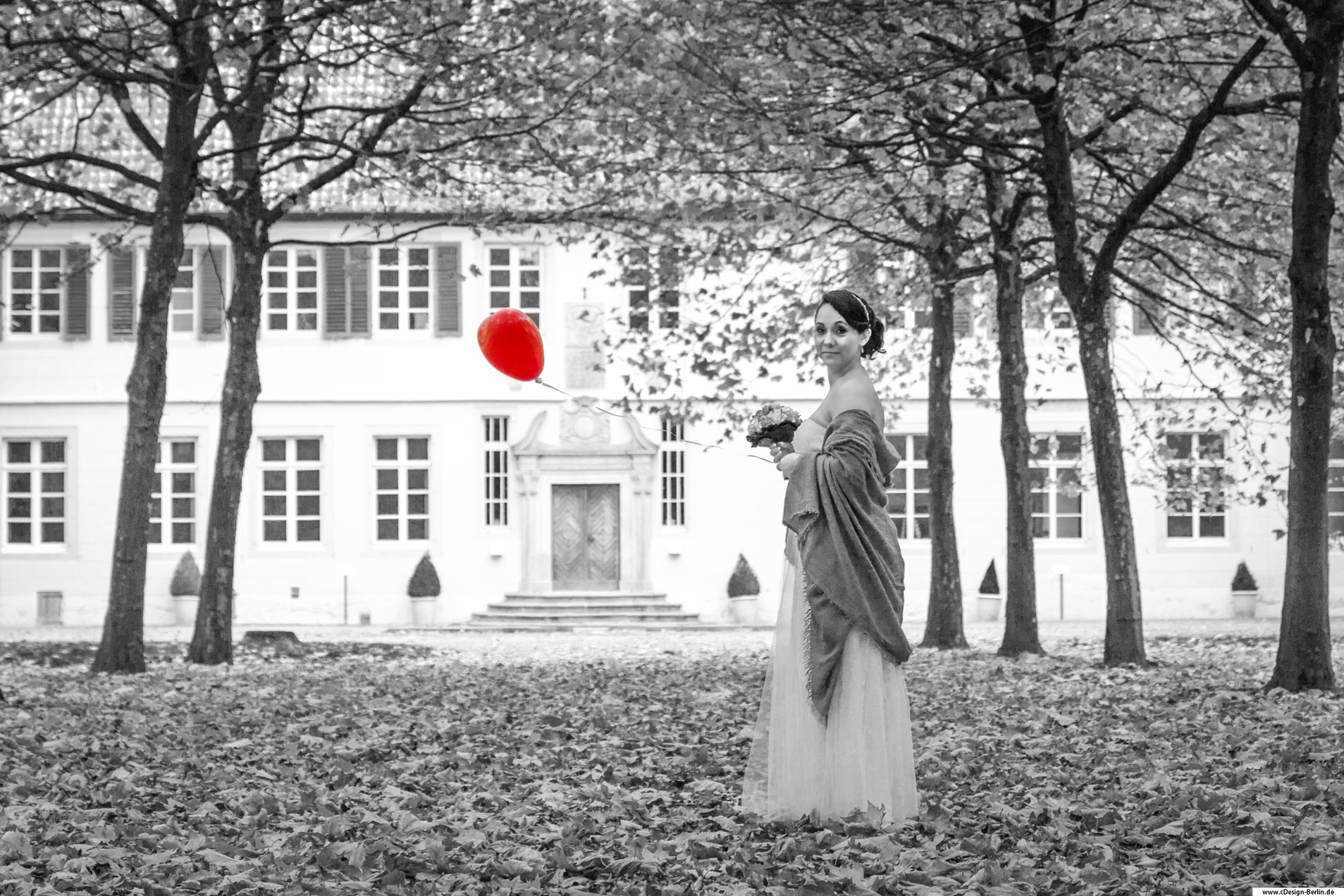 Liebe ist wahrhaftig, voller Leidenschaft und Emotionen. Wenn sich zwei Menschen begegnen, spüren das sie eins Miteinander sind, ihren Seelenverwandten gefunden haben, gibt es nichts Schöneres mit ihm / ihr das Leben teilen zu wollen und es zu bejahen. Wer sagt das die Liebe immer einfach ist! Es gibt auch holprige Tage, aber mit dem richtigen Partner an seiner Seite, lässt es sich leichter Lachen, Weinen und Fühlen. Verliere niemals den Blick des Anderen, halte und trage ihn durch die gemeinsame Zeit. Dieses Foto habe ich bewußt schwarz / weiß gehalten, weil es einen bestimmten Gegenstand hervorheben sollte. In mitten einer Allee, steht die Braut im Meer gefallener Blätter.Es ist ein wundervoller Herbsttag. In ihren Händen haltend ihren Brautstrauß, sowie einen roten Luftballon. Dieser symbolisiert die Liebe und es war mir wichtig dieses so bedeutende Symbol Liebe hervorzuheben. Die Braut richtet ihren Blick in meine Kamera und lächelt. Sie trägt ein Schulterfreies langes Kleid, über ihren Schultern eine Stola gelegt. Im Hintergrund ist das Standesamt zu sehen, welches einem kleinen Gutshaus nahe kommt.
                                        Die Stimmung auf diesem Bild hat etwas märchenhaftes, leichtes, mit viel Gefühl.